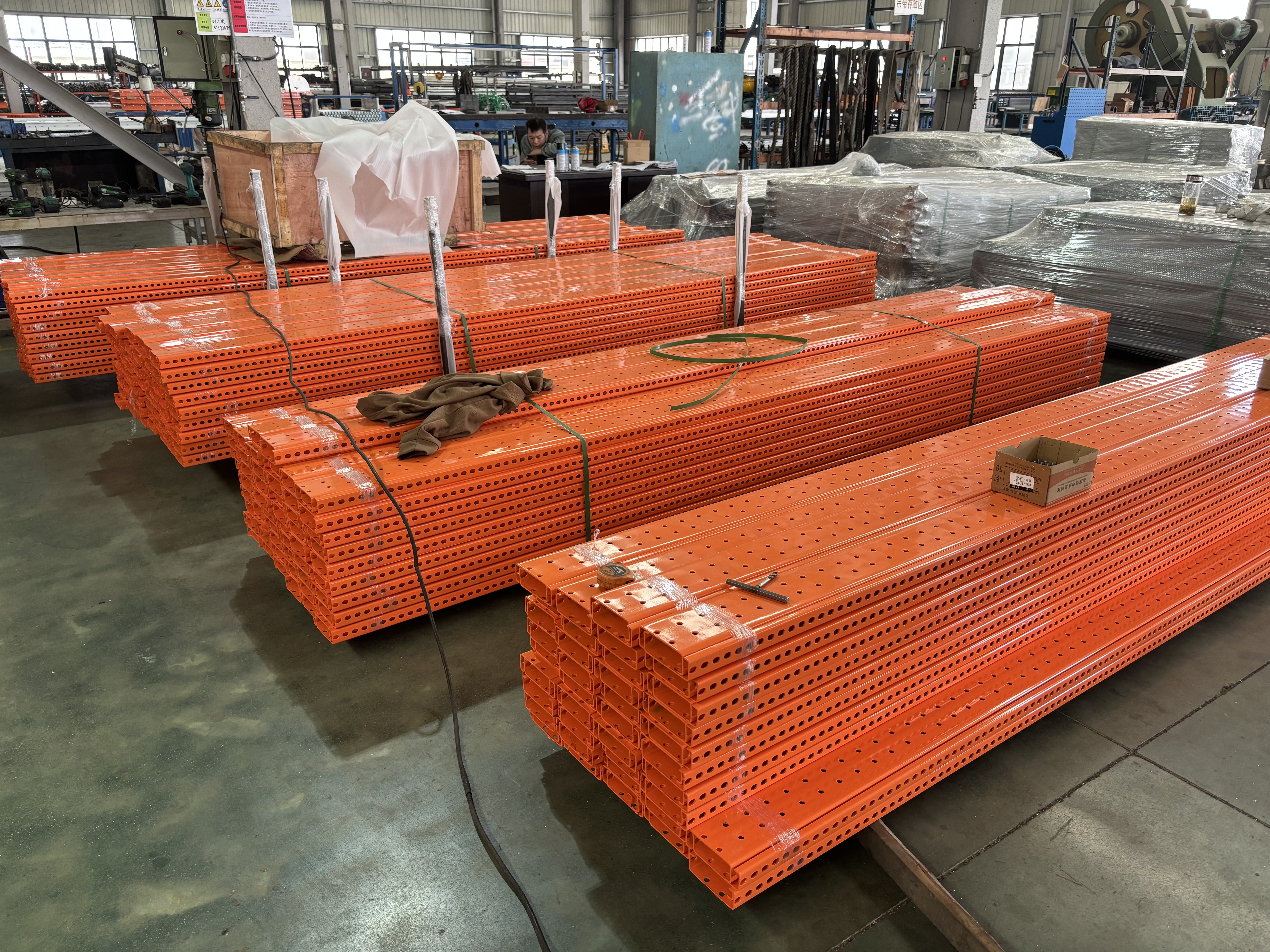 рельсовая система стеллажей с потоком поддонов