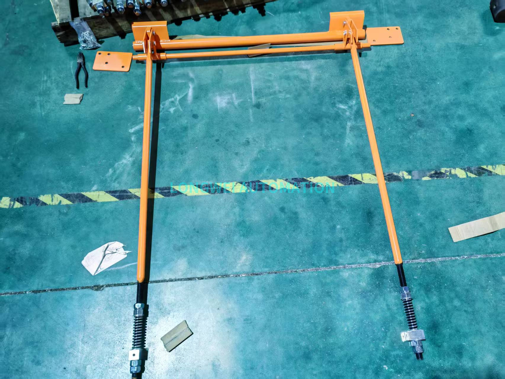 Модульный гравитационный роликовый конвейер для системы стеллажей с потоком поддонов