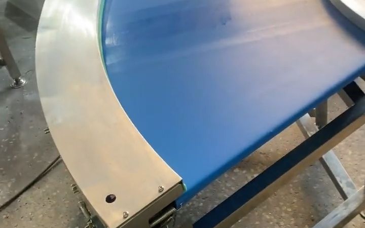 Конвейер из изогнутого ремня с ножом