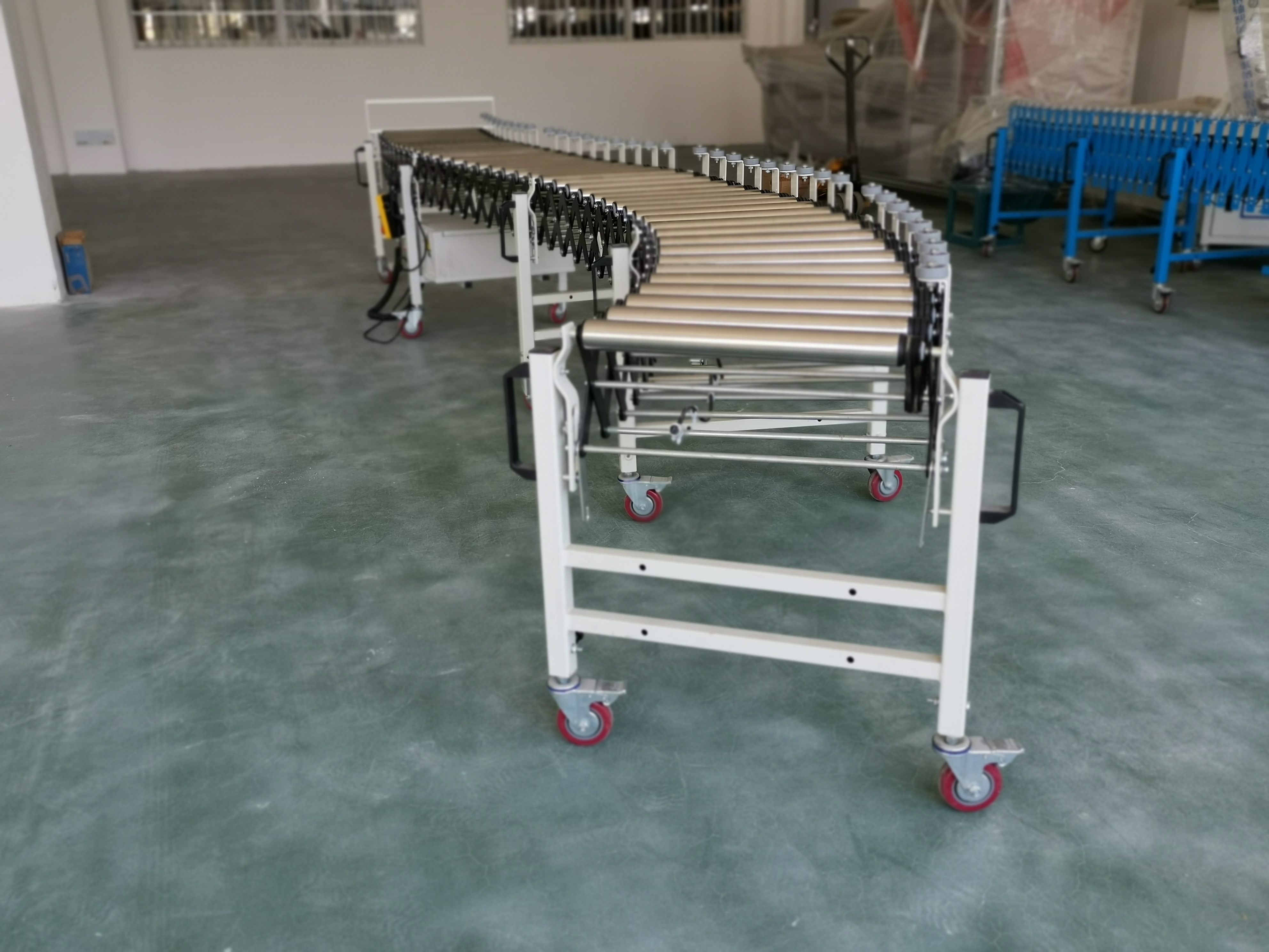 Гибкий ролик конвейер с боковой охраной