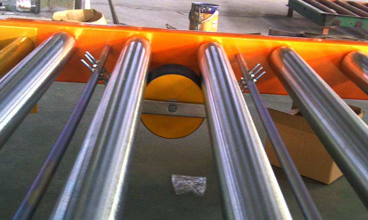 тормозной ролик системы стеллажей с потоком поддонов