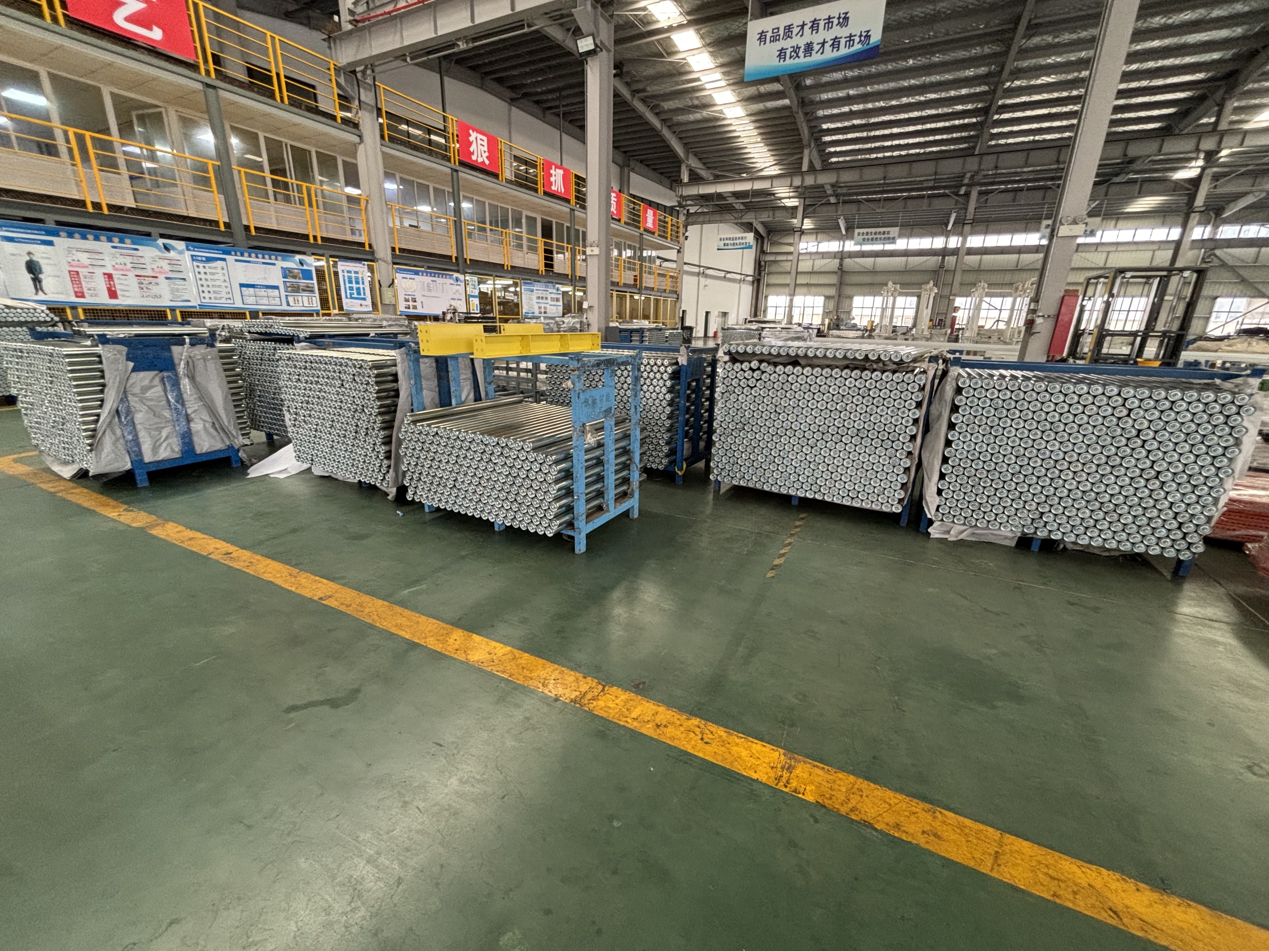 Гравитационный ролик для рельса подачи поддонов