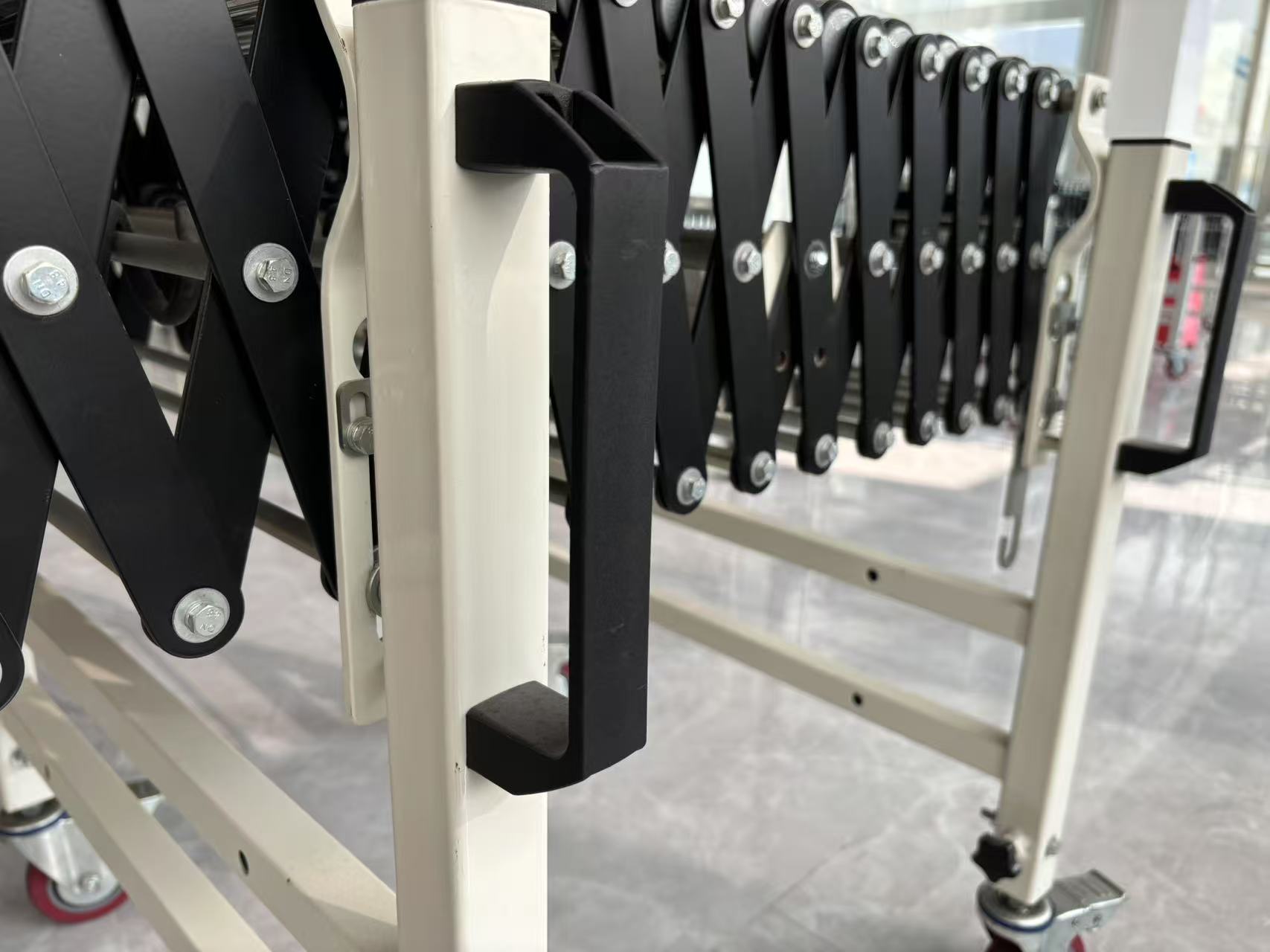 Гибкая ручка роликового конвейера расширяется