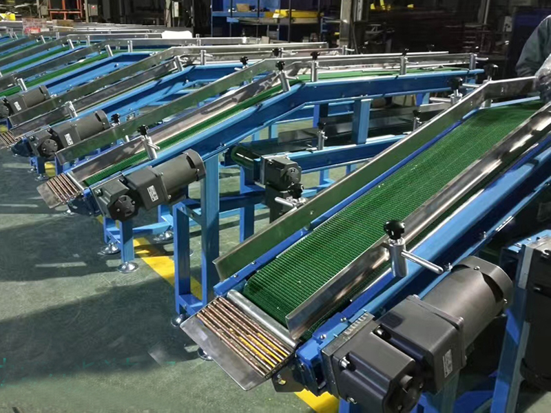 Склонный конвейер ремней